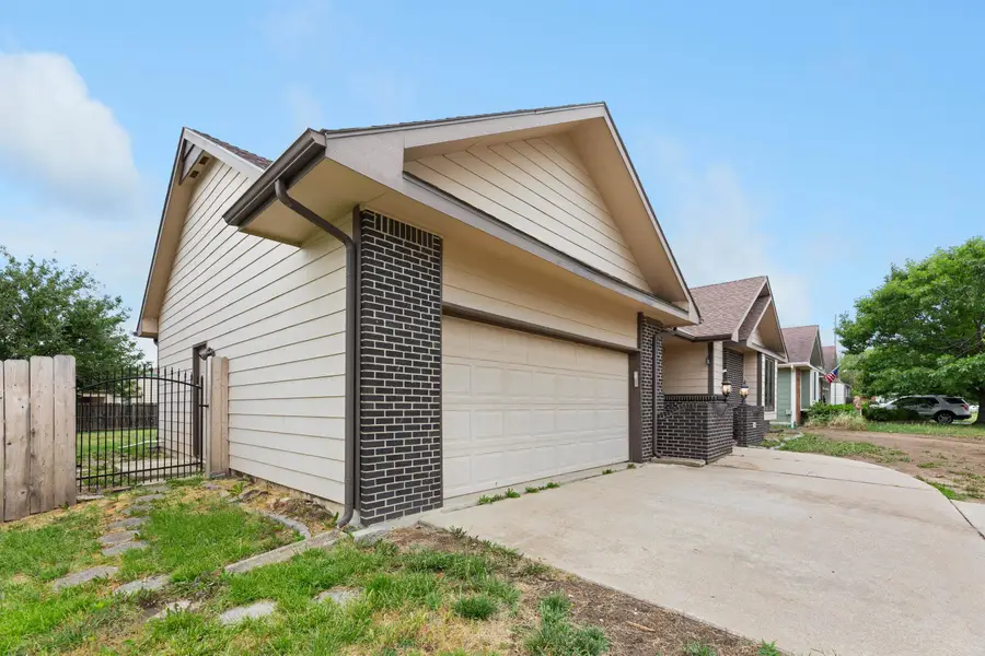 2316 S Linden Cir, Wichita, KS 67207 - #3