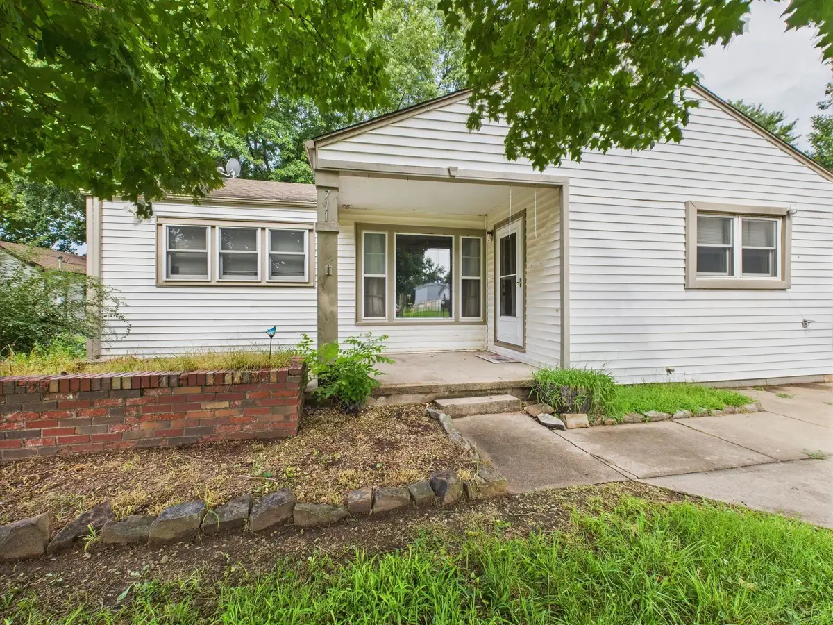 711 S Central Ave, Mulvane, KS 67110 - #1