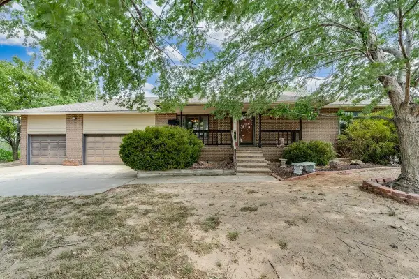 9202 N Plum St, Hutchinson, KS 67502