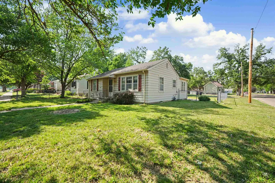 237 E Jewell Ave, Salina, KS 67401 - #3