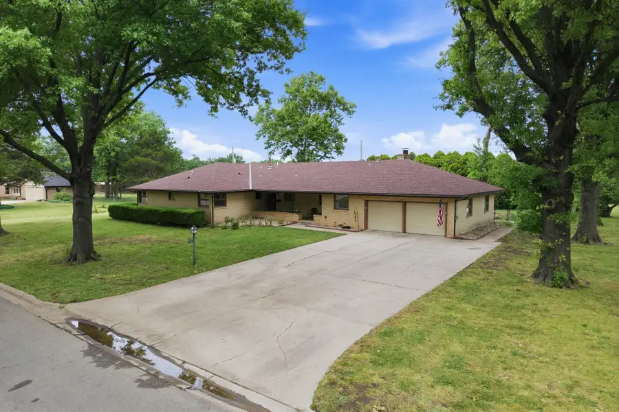 1701 N Sunset Dr, Augusta, KS 67010 - #2