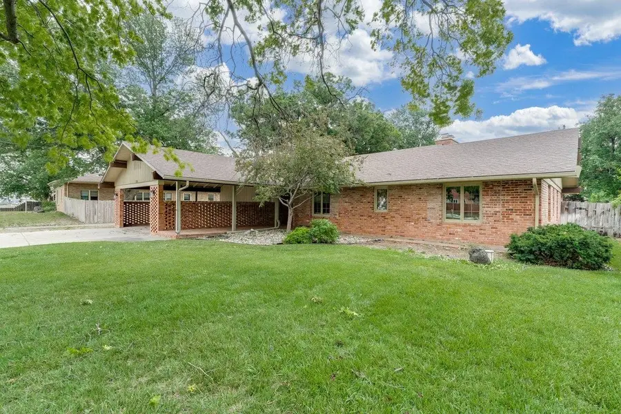101 W 30th Ave, Hutchinson, KS 67502 - #2
