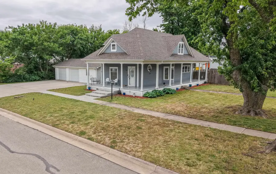423 N Main St, Belle Plaine, KS 67013 - #2