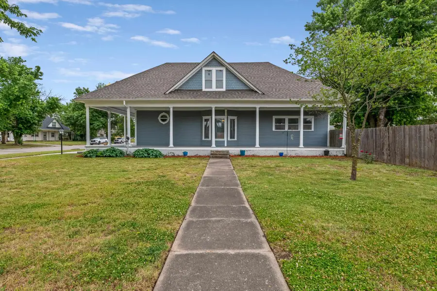 423 N Main St, Belle Plaine, KS 67013 - #3