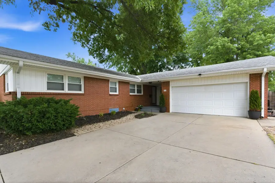 840 N Waddington Ave, Wichita, KS 67212 - #2