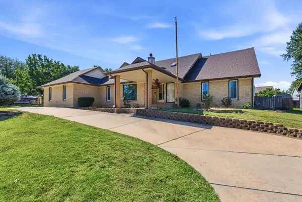 1501 Sandalwood Dr, Haysville, KS 67060