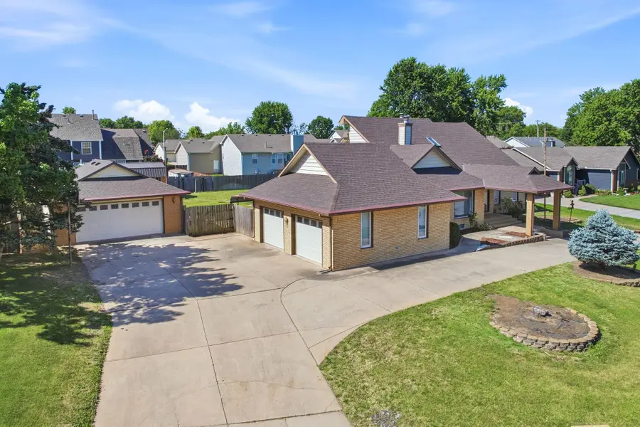1501 Sandalwood Dr, Haysville, KS 67060 - #2