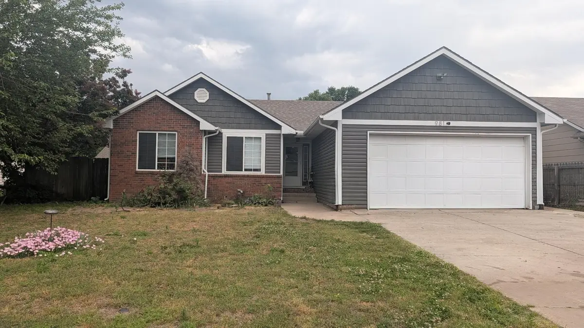 981 E Forest Ct, Haysville, KS 67060 - #1