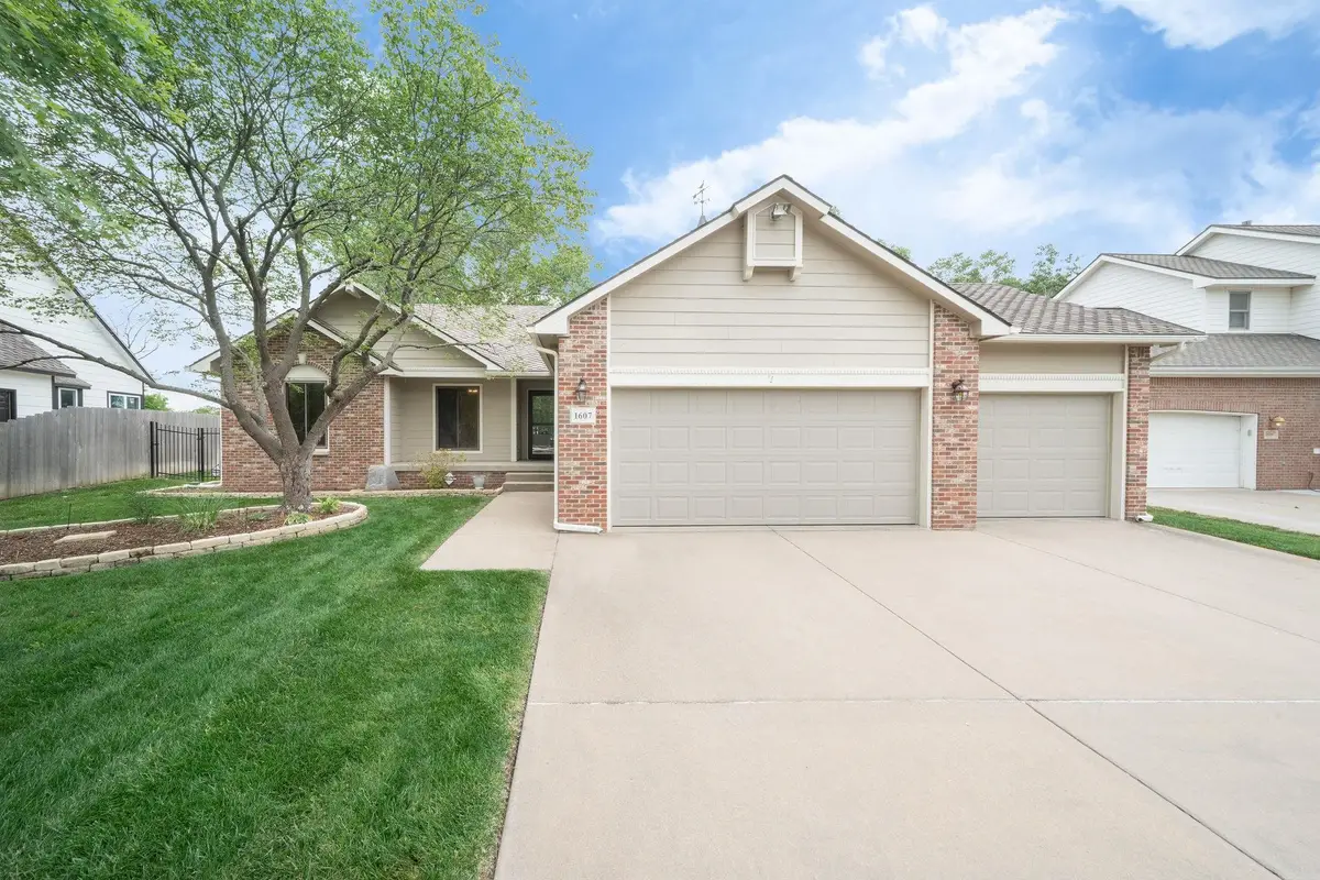1607 N Woodridge Ct, Wichita, KS 67206 - #1