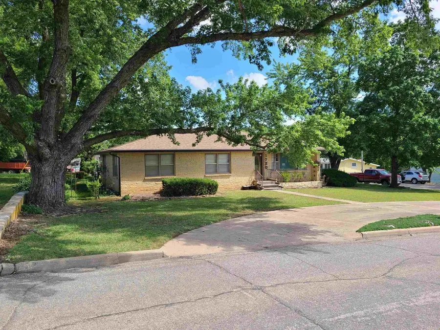 1720 Simpson, Winfield, KS 67156 - #2