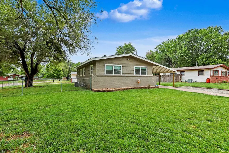 1300 E Cloverdale Dr, Park City, KS 67219 - #2