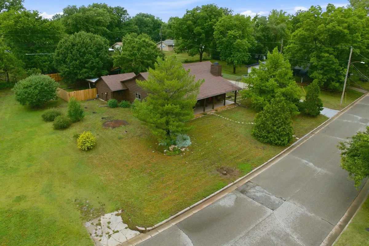 827 N Foulk Dr, Belle Plaine, KS 67013 - #1