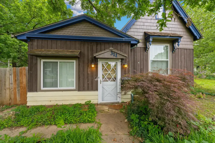 311 W 9th Ave, Winfield, KS 67156 - #2