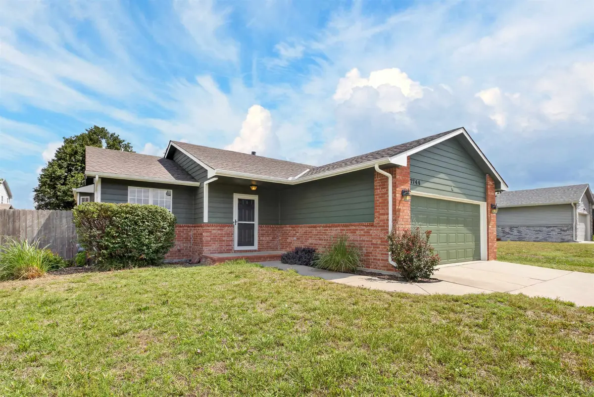 1744 N Country Walk Ln, Mulvane, KS 67110 - #1