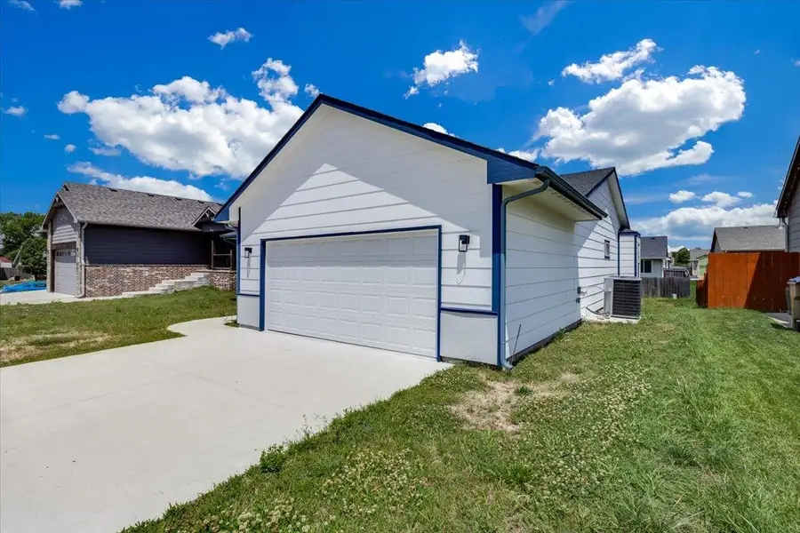 752 N Wakefield Ave, Valley Center, KS 67147 - #3