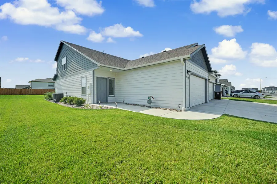 2754 Amelia Ln, Salina, KS 67401 - #2