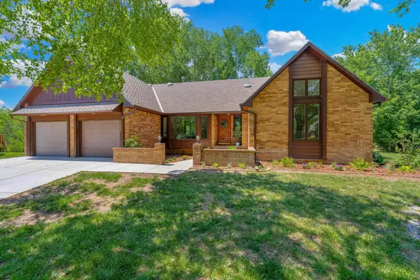 1325 N Covington Cir, Wichita, KS 67212