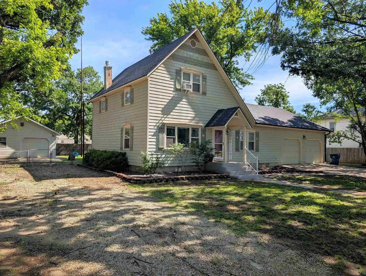 205 E 4th St, Solomon, KS 67480 - #1