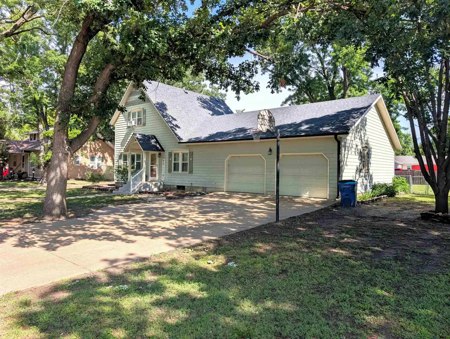 205 E 4th St, Solomon, KS 67480 - #2