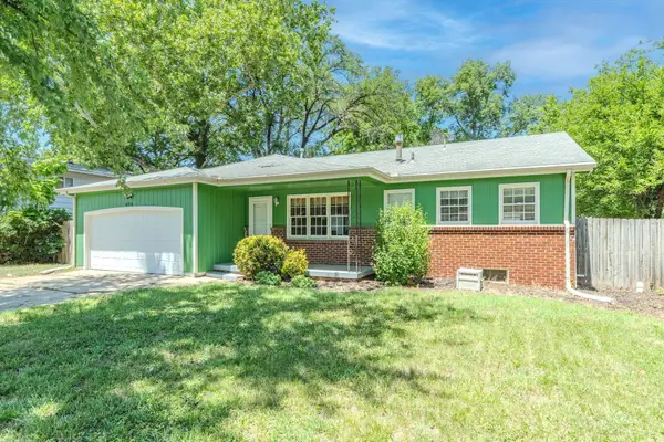 804 E English Ct, Derby, KS 67037