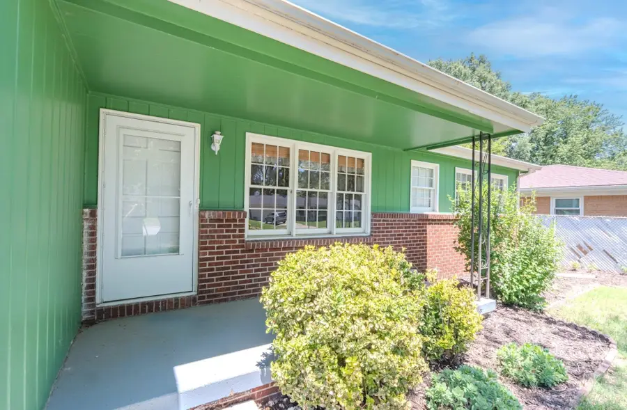 804 E English Ct, Derby, KS 67037 - #2