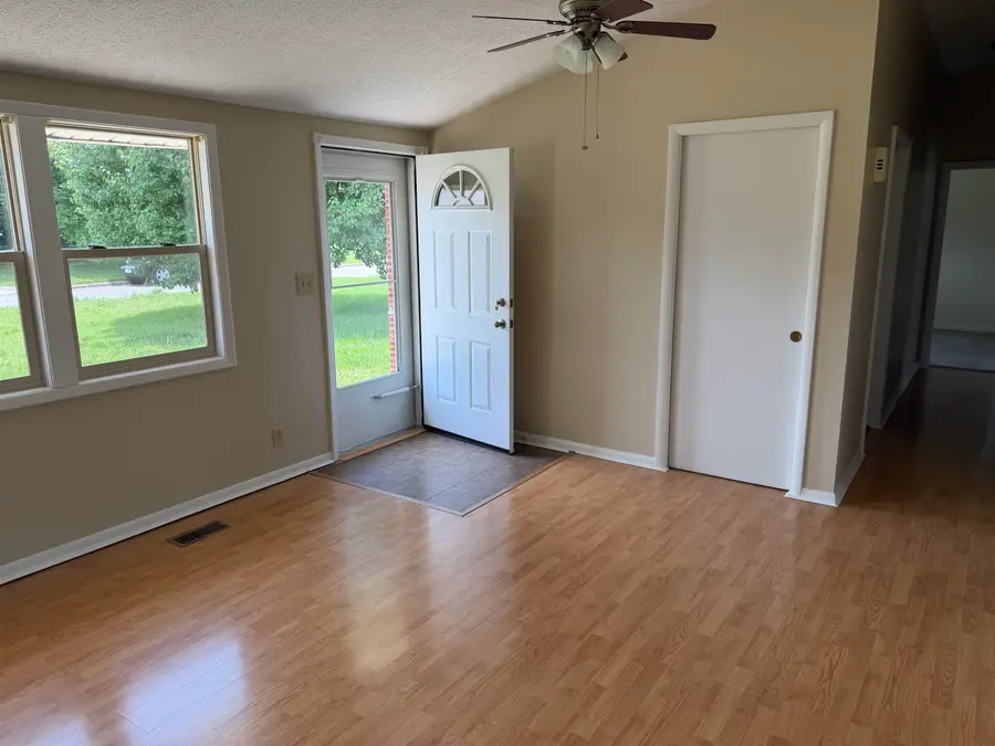 107 Hays Ct, Salina, KS 67401 - #2