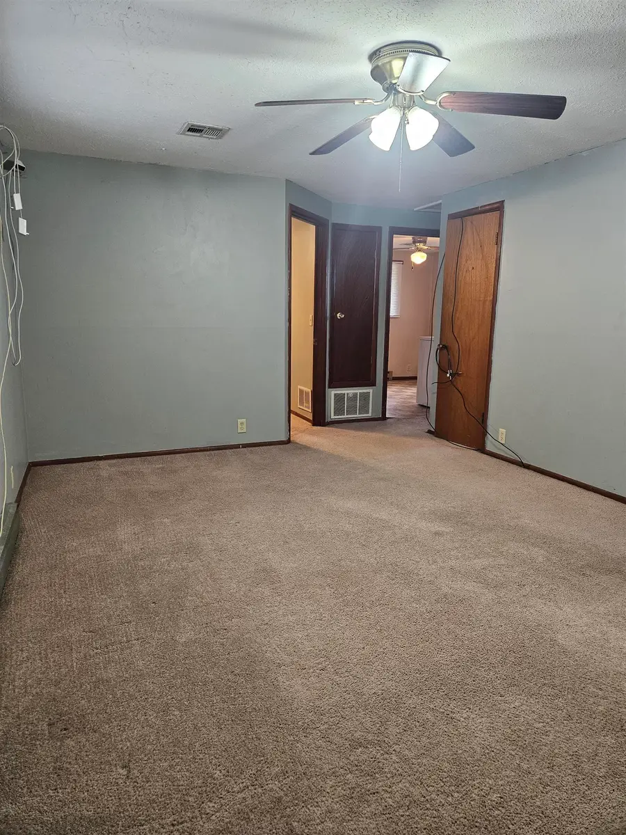 1206 N 8th St, Salina, KS 67401 - #3
