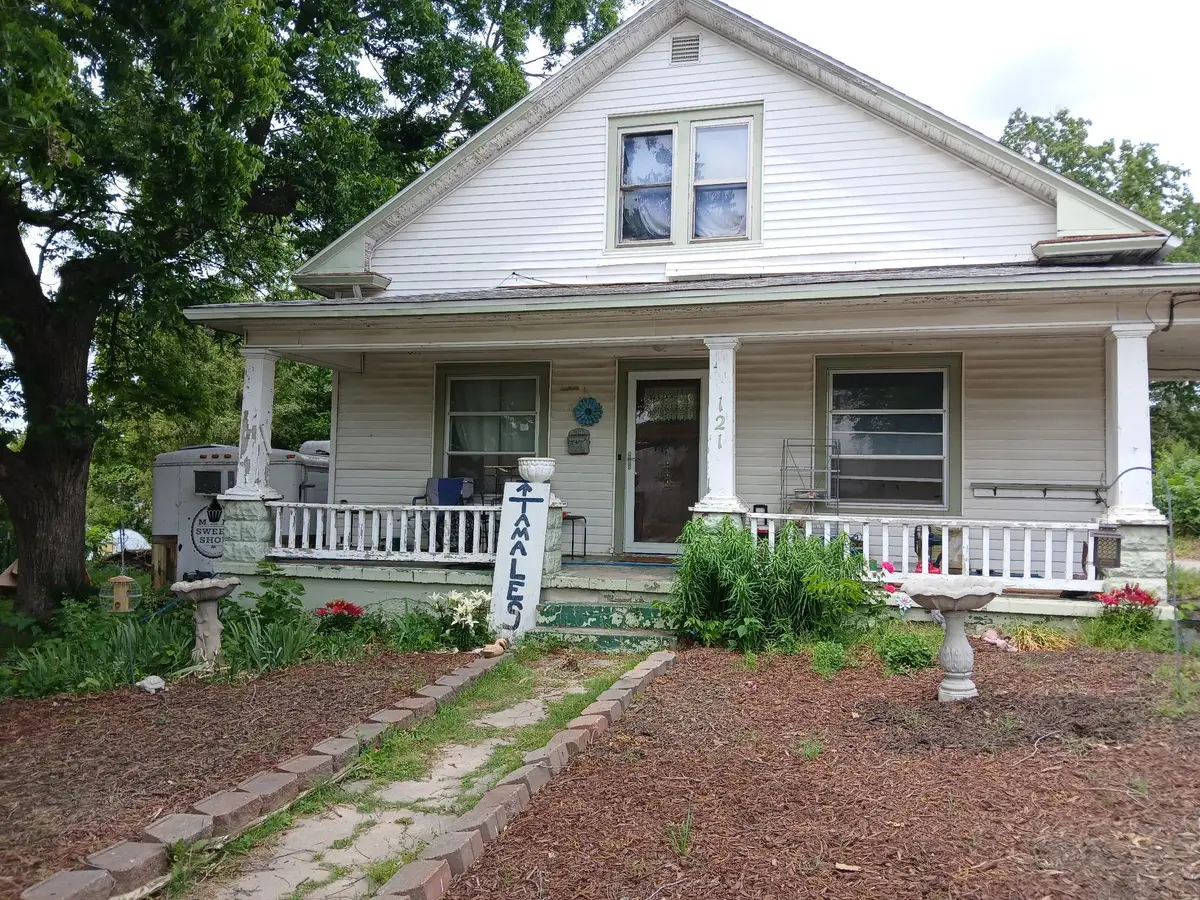 121 E 10th St., Concordia, KS 66901 - #1