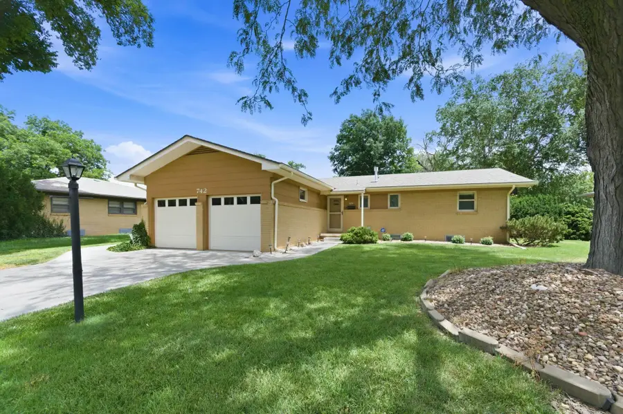 742 N Valleyview Ln, Wichita, KS 67212 - #2