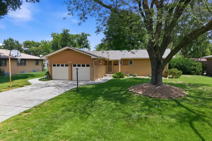 742 N Valleyview Ln, Wichita, KS 67212 - #3