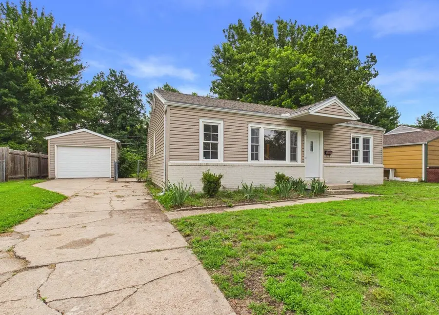 3232 S Gordon Ave, Wichita, KS 67217 - #2