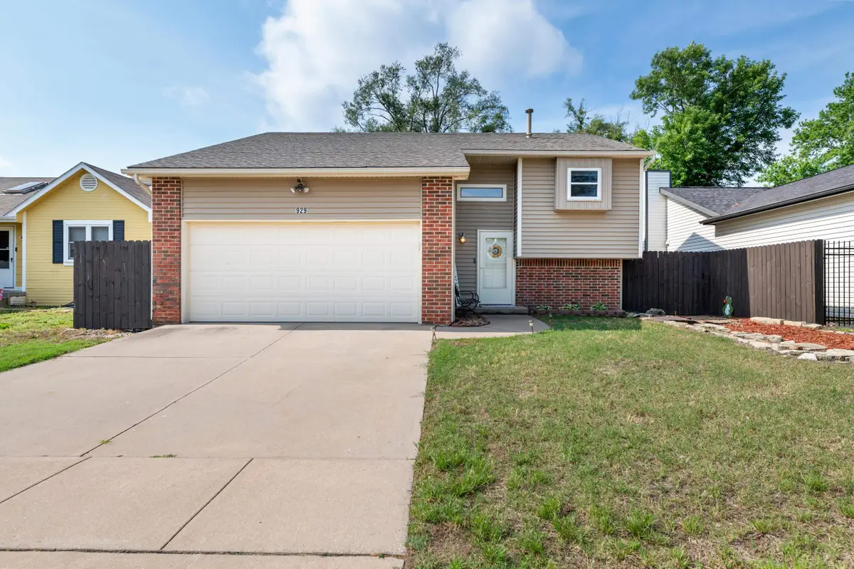 929 E Mona Cir, Wichita, KS 67216 - #1