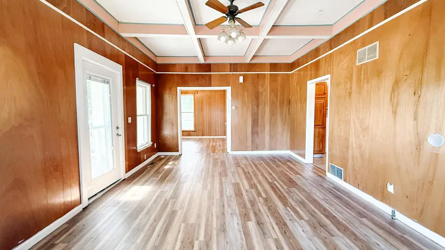 407 S Pine St, Pratt, KS 67124 - #3