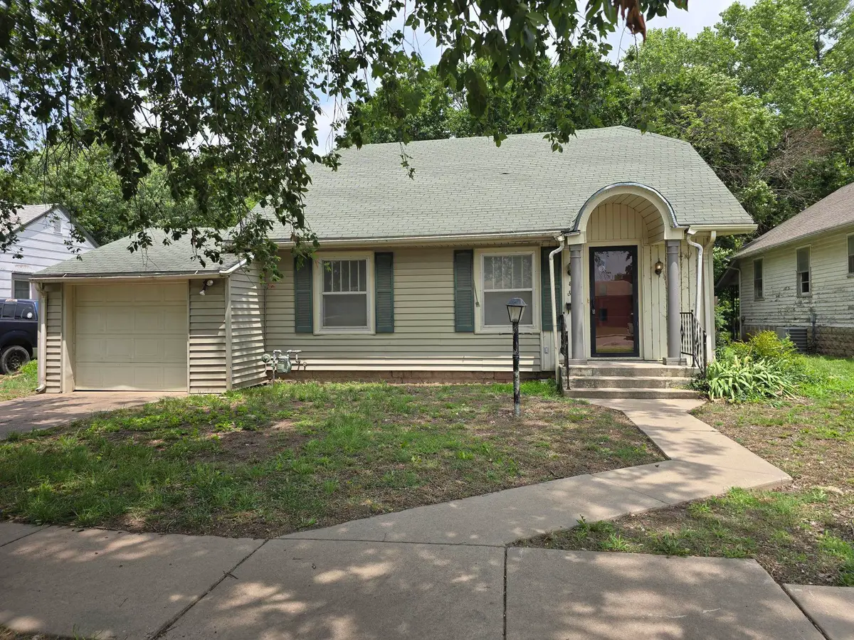816 E 3rd, Winfield, KS 67156 - #1