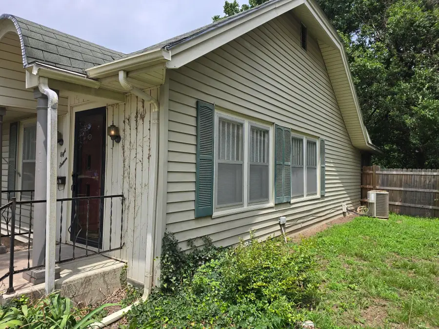 816 E 3rd, Winfield, KS 67156 - #2