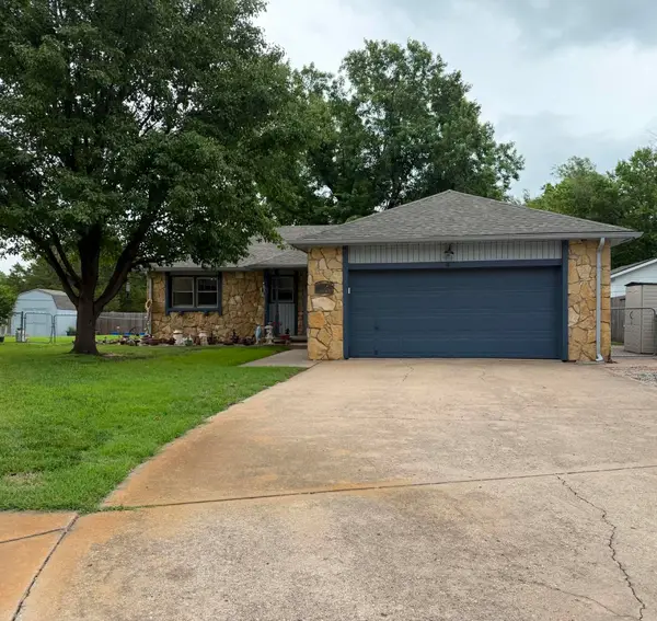 4 Park Ct, Valley Center, KS 67147