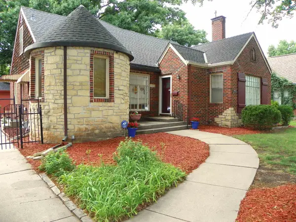 207 N Parkwood Lane, Wichita, KS 67208-4144