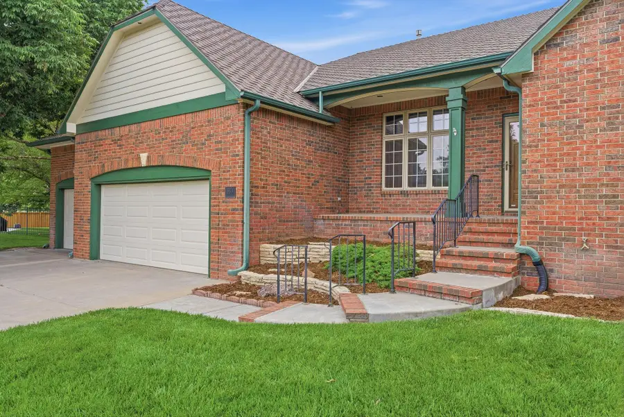 328 Campus Ct, North Newton, KS 67117 - #2