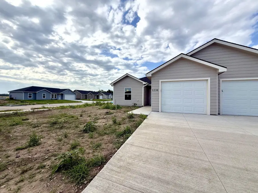 1230 Fountain Dr, Salina, KS 67401 - #2