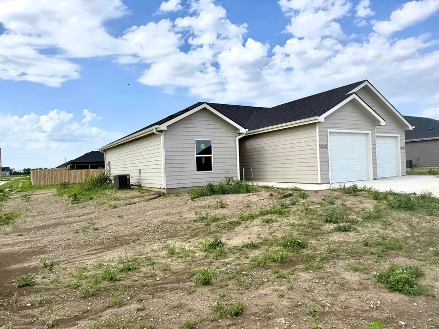 1230 Fountain Dr, Salina, KS 67401 - #3
