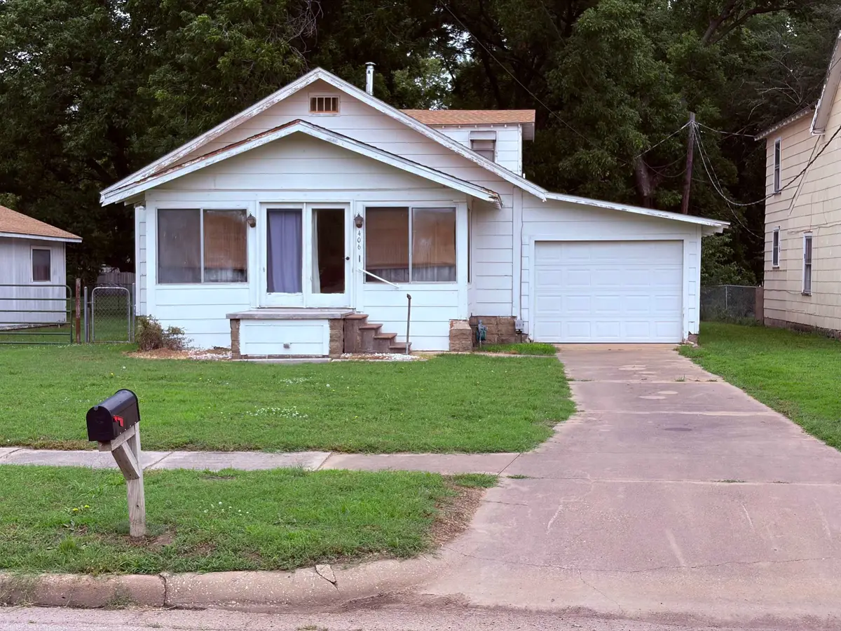 406 E 5th Ave, Winfield, KS 67156 - #1
