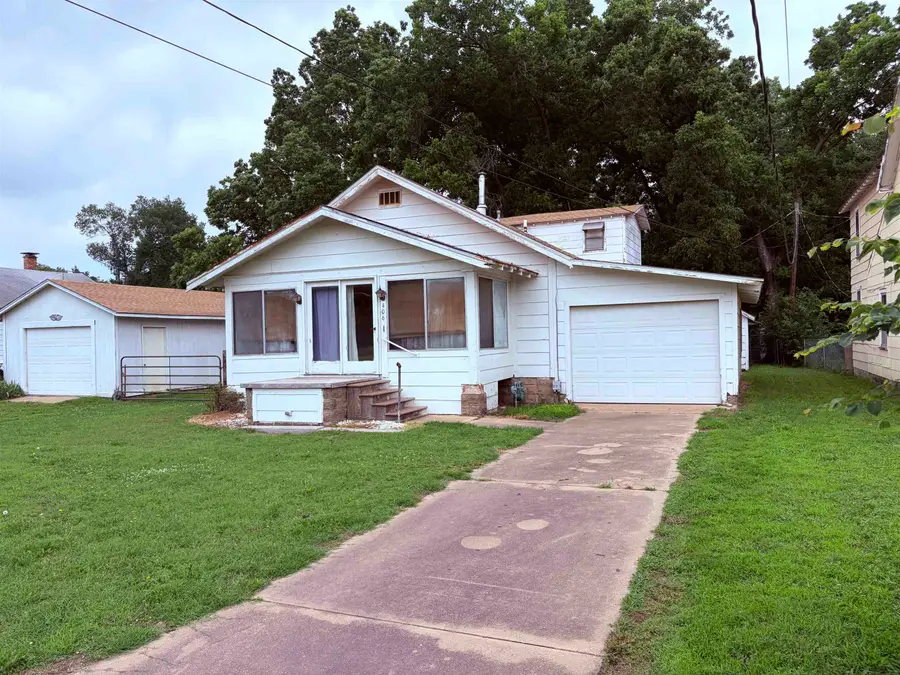 406 E 5th Ave, Winfield, KS 67156 - #2