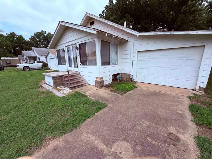406 E 5th Ave, Winfield, KS 67156 - #3