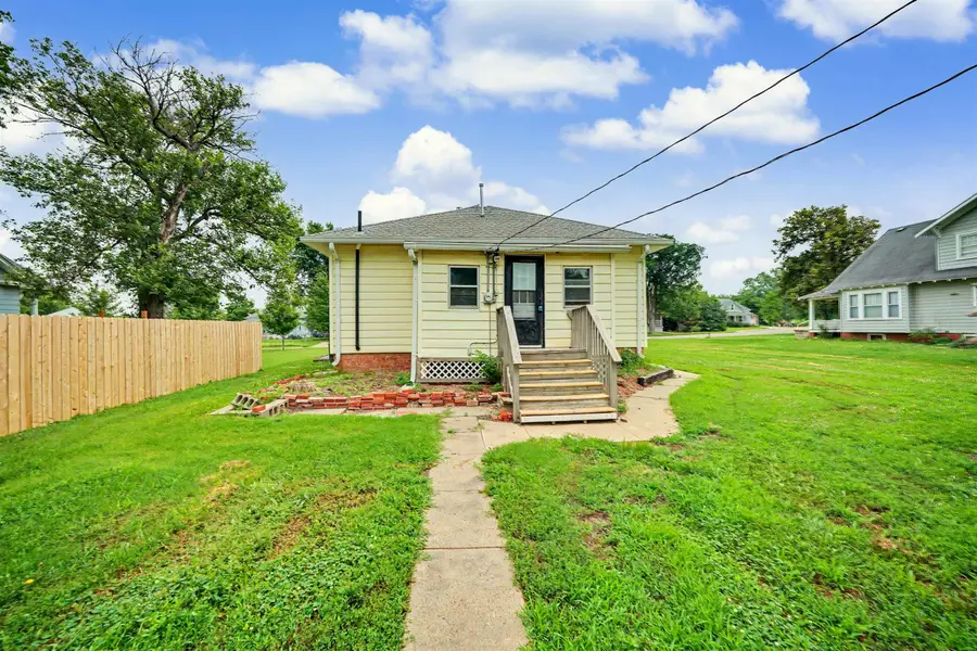 908 Maple St., Gypsum, KS 67448 - #2