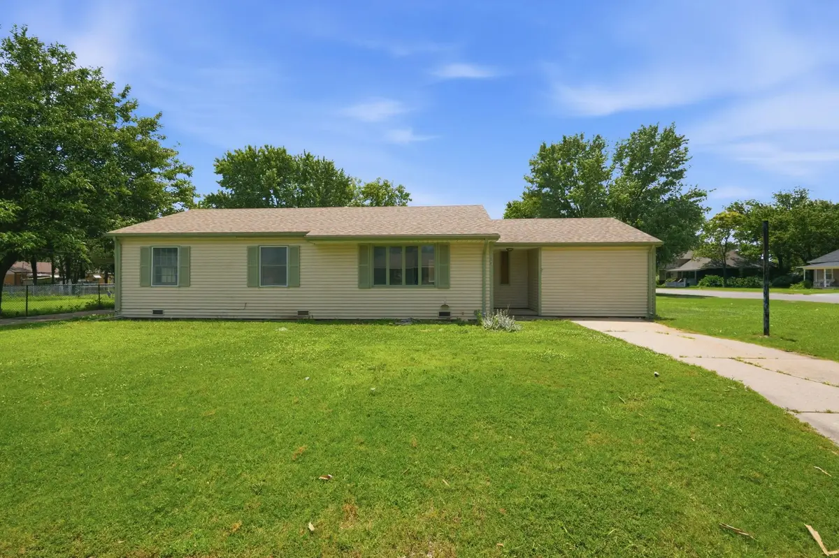 303 E 4th Ave, Cheney, KS 67025 - #1