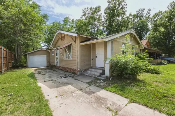 2719 W Douglas, Wichita, KS 67213-2606