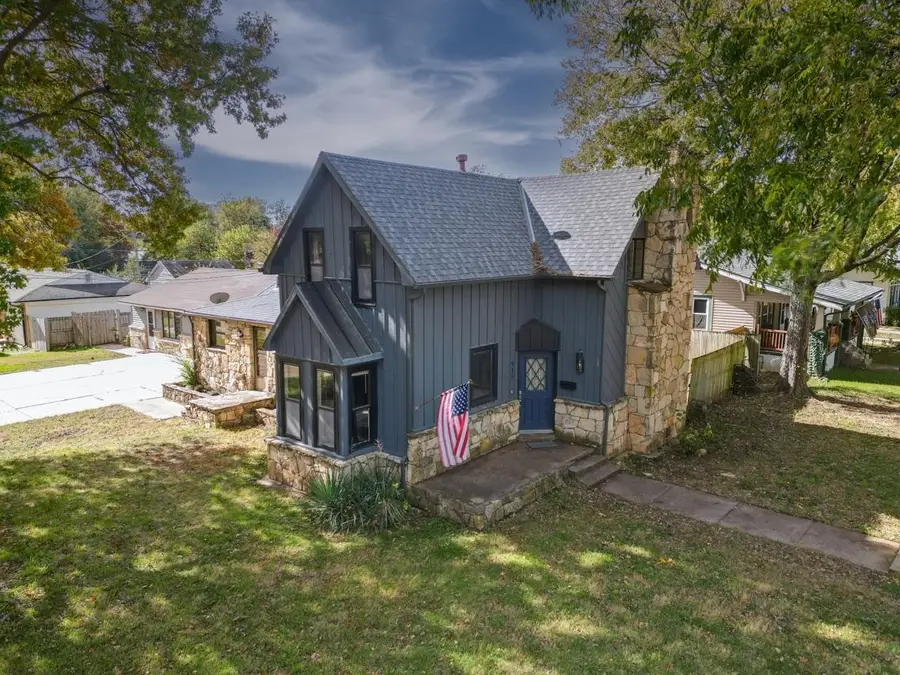 915 E 15th Ave, Winfield, KS 67156 - #2