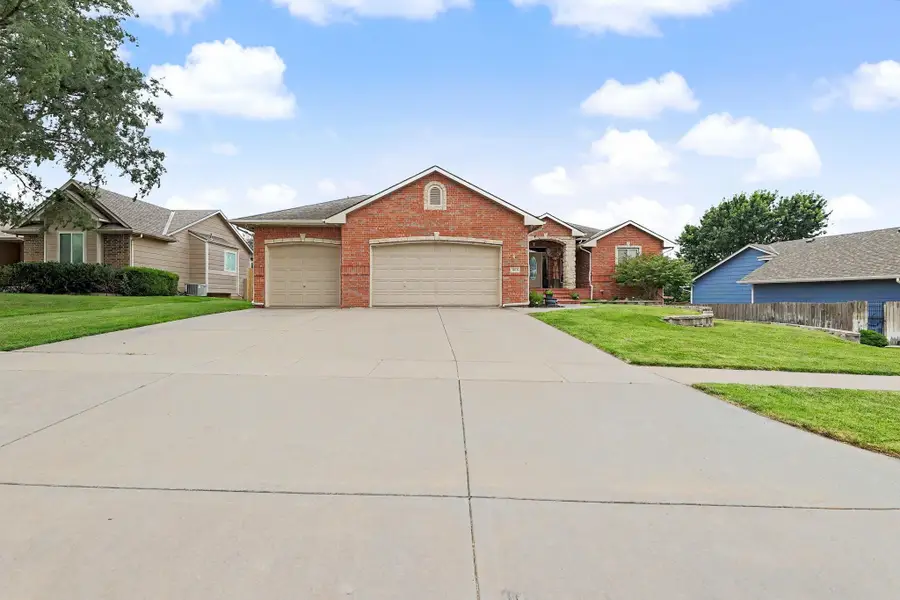 1013 E Pembrook Rd, Derby, KS 67037 - #2
