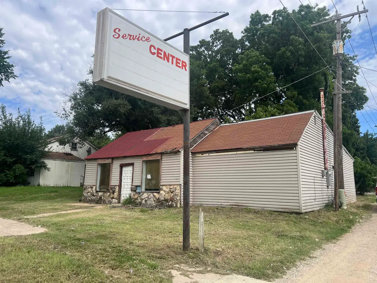 408 E Madison, Arkansas City, KS 67005 - #1
