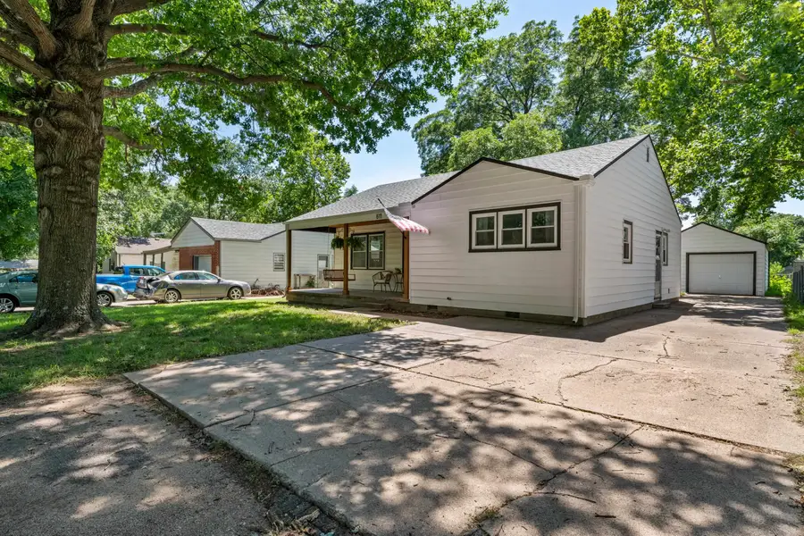 611 S Central Ave, Mulvane, KS 67110 - #2